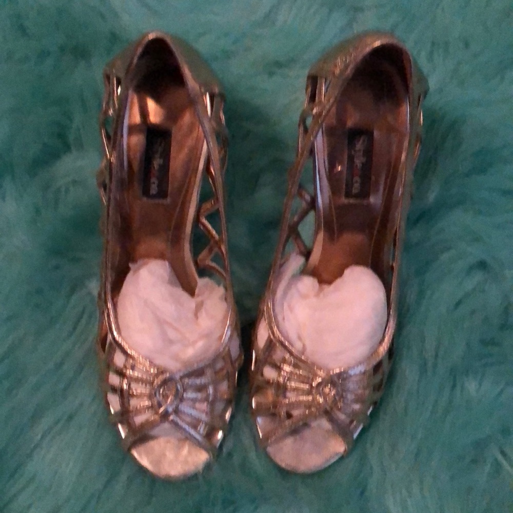 GOLD HEELS... - Picture 2 of 5